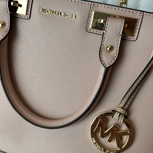 Michael kors cross body like brand new - Picture 10 of 16